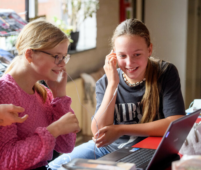 Leerlingen van de middelbare school het Dalton College in Alkmaar werken samen achter een laptop
