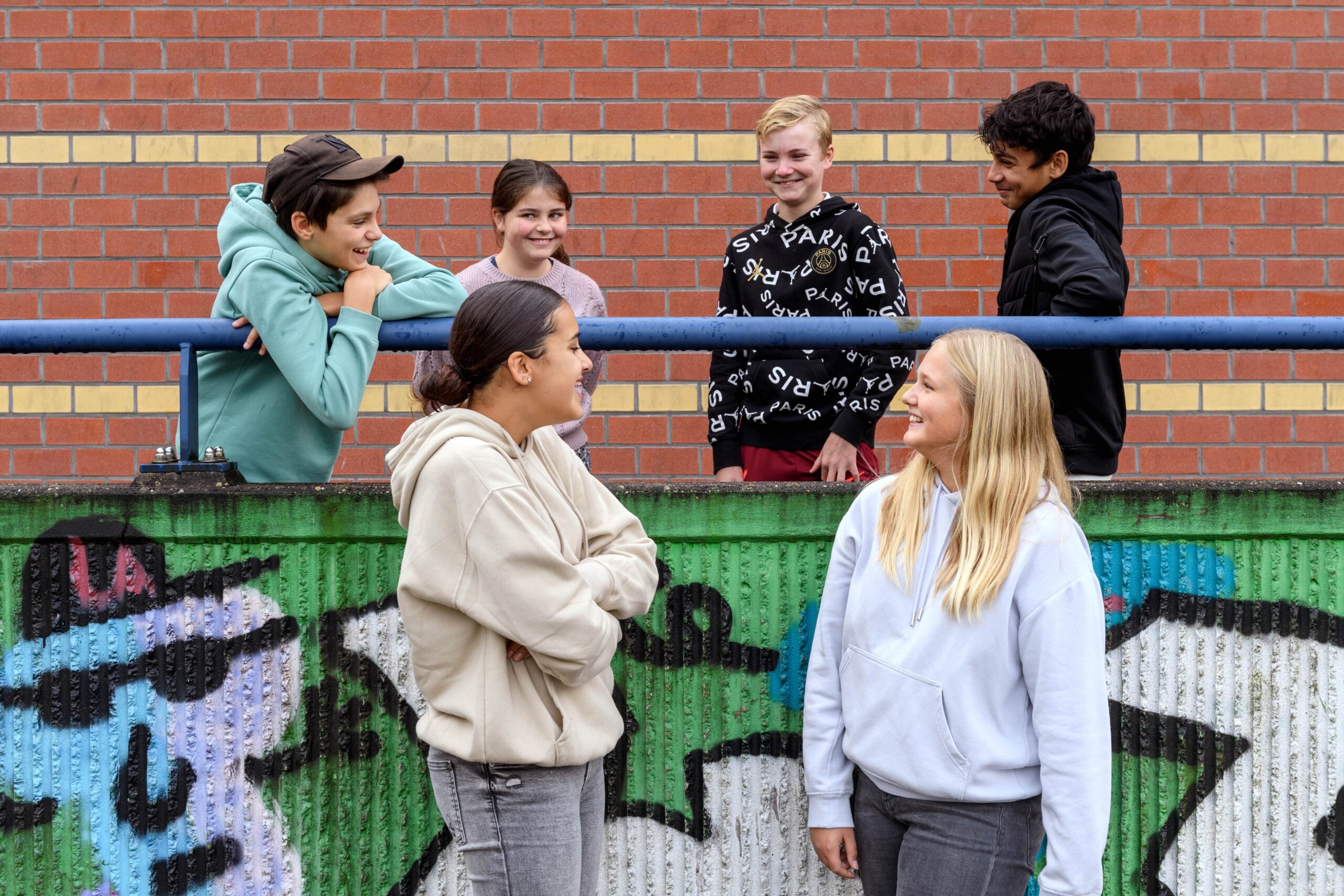 Leerlingen op het plein van de middelbare school, het Stedelijk Dalton College Alkmaar.