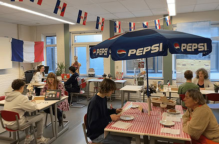 Leerlingen spreken Frans op het Stedelijk Dalton College.