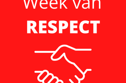 Twee handen geven elkaar een handdruk als teken van respect.