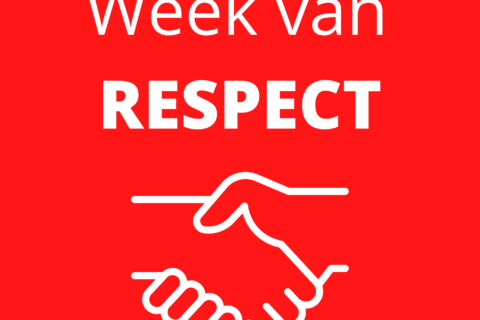 Twee handen geven elkaar een handdruk als teken van respect.